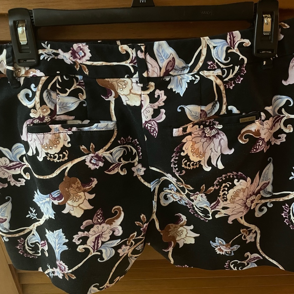 White House Black Market 5” Short Size 6
